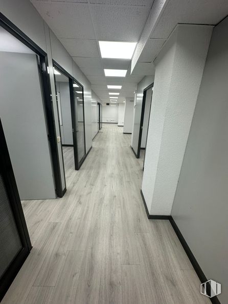 Office for rent at Calle Téllez, 24, Retiro, Madrid, 28007 with light fixture, lighting, flooring, floor, ceiling, silver, tile flooring, building material, hardwood and daylighting around