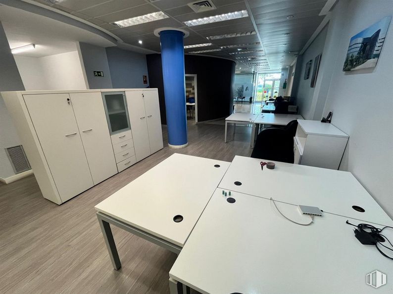 Local en alquiler en Zona norte, Alcobendas, Madrid, 28100 con ebanistería, mesa, mesa, alacena, mueble, interiorismo, silla de oficina, escritorio, escritorio del ordenador y suelo alrededor