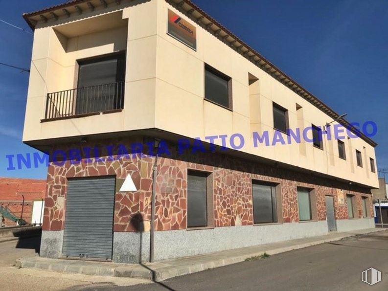 Retail for rent at Calle Santa Cristina, Mora, Toledo, 45400 with window, building, door, sky, property, fixture, shade, facade, residential area and real estate around