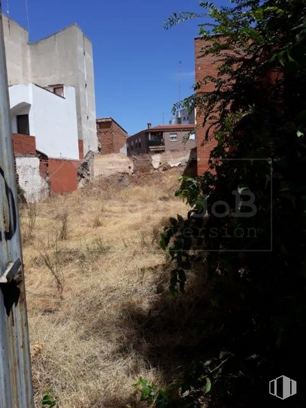 Land for sale at Calle San Andrés, 4, Talavera de la Reina, Toledo, 45600 with building, plant, sky, land lot, neighbourhood, residential area, rural area, road, landscape and city around