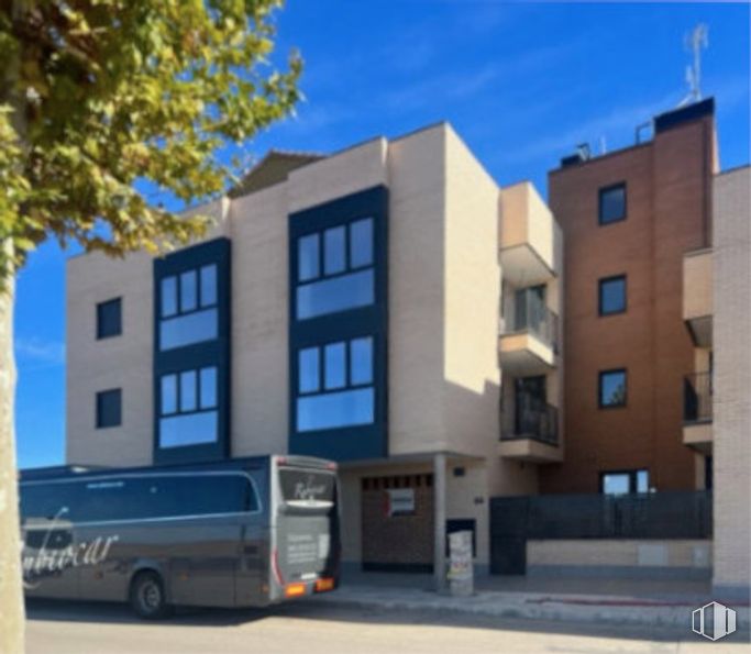 Local en venta en Avenida San Luis, Yepes, Toledo, 45313 con ventana, autobús, apartamento, fachada, condominio, diseño urbano, edificio comercial, uso mixto, iluminación natural y coche ejecutivo alrededor