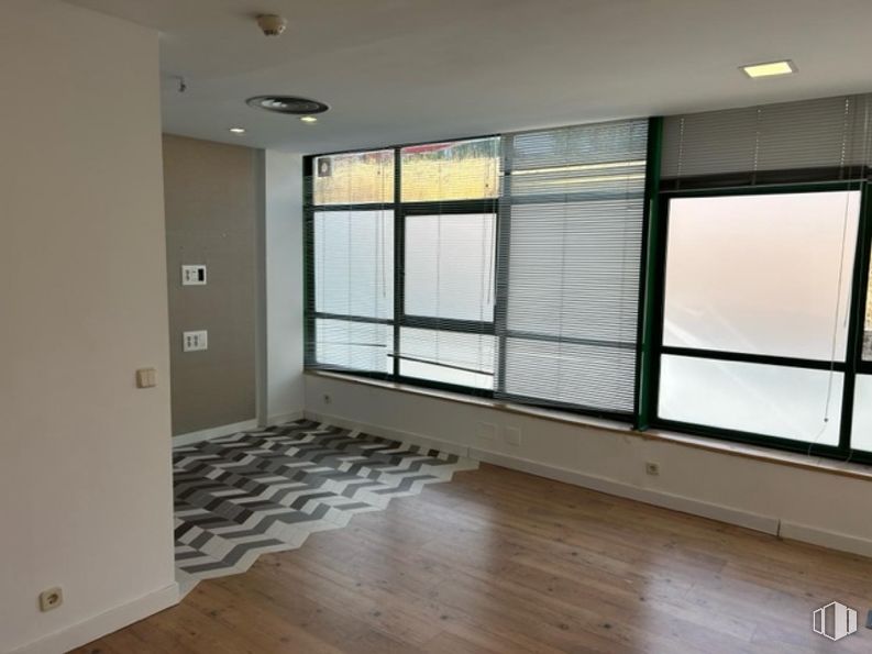 Oficina en alquiler y venta en Zona Somosaguas, Pozuelo de Alarcón, Madrid, 28223 con ventana, propiedad, accesorio, madera, edificio, sombra, interiorismo, suelo, suelos y suelo laminado alrededor