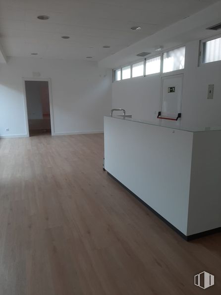 Retail for rent at Calle Ecuador, Majadahonda, Madrid, 28220 with hall, wood, flooring, floor, fixture, event, space, glass, hardwood and ceiling around