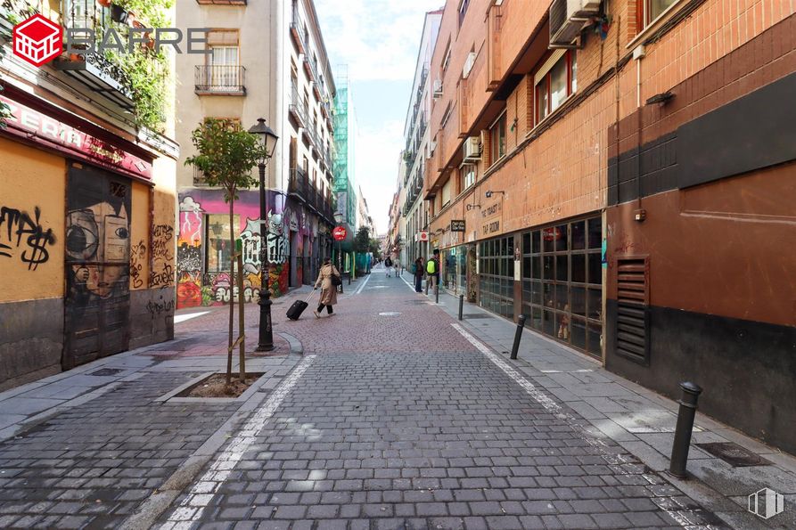 Retail for rent at Calle San Vicente Ferrer, Centro, Madrid, 28004 with building, road surface, window, architecture, neighbourhood, urban design, sidewalk, city, road and asphalt around