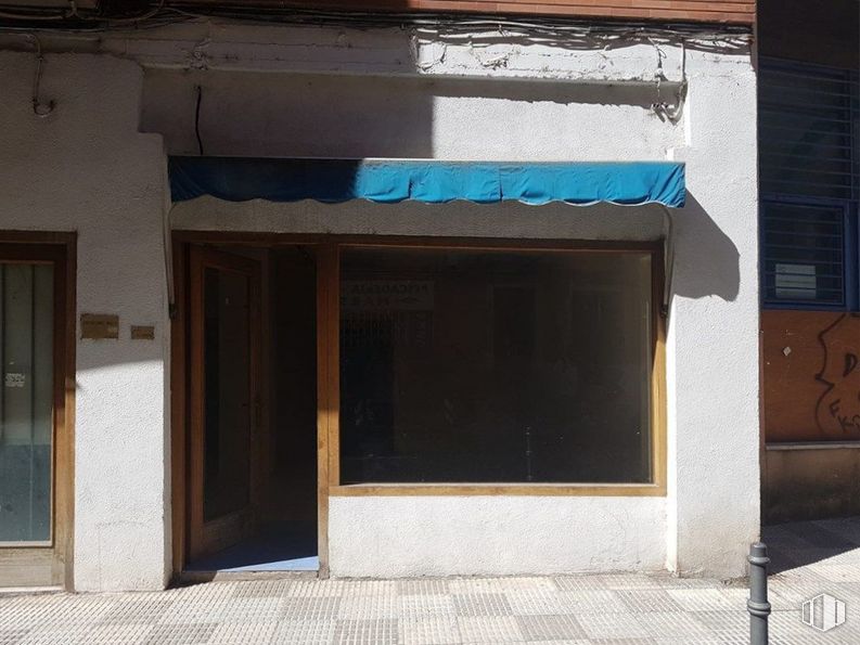 Retail for rent at Calle Colón, Cuenca, 16002 with door, building, wood, shade, awning, house, rectangle, road surface, gas and fixture around