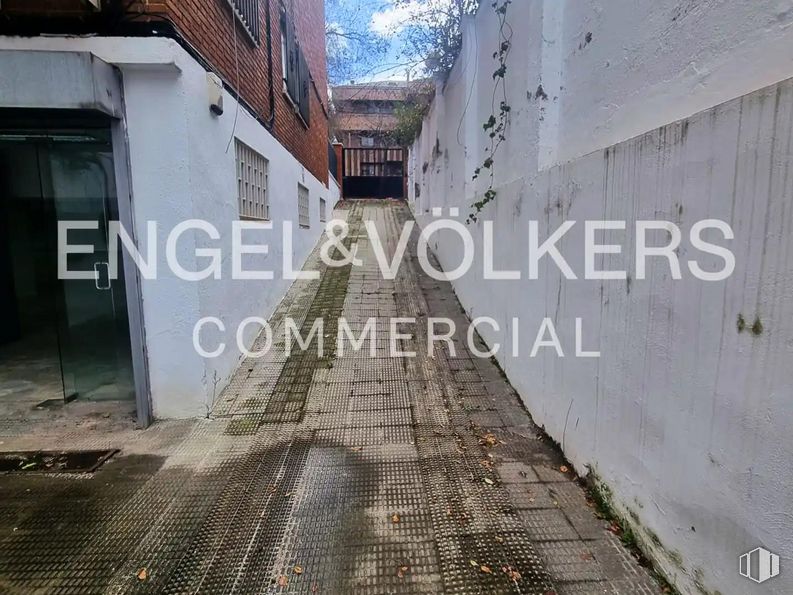 Retail for sale & for rent at Calle Ramón Fort, Ciudad Lineal, Madrid, 28033 with building, door, road surface, wood, asphalt, water, road, public space, font and alley around