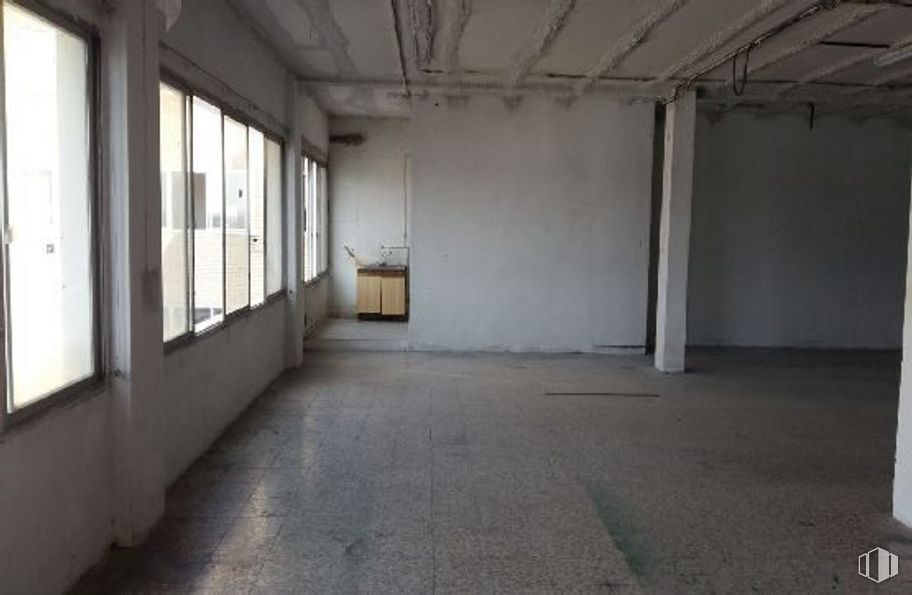 Nave en venta en Calle San Dalmacio, 5, Villaverde, Madrid, 28021 con ventana, accesorio, madera, pasillo, edificio, suelo, piso, techo, hormigón y ciudad alrededor