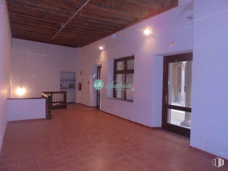 Local en alquiler en Calle San Frutos, Segovia, 40001 con ventana, mueble, puerta, propiedad, edificio, madera, diseño de interiores, pasillo, piso y casa alrededor