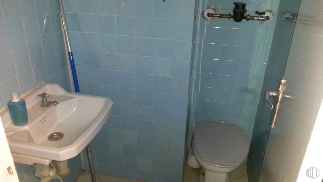 Industrial for sale at Avenida Acueducto, Segovia, 40001 with toilet, sink, bottle, soap dispenser, property, plumbing fixture, bathroom, blue, fixture and purple around