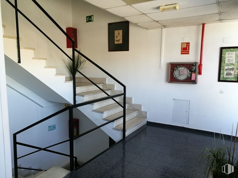 Oficina en alquiler en Edificio Fuentemar, Avenida Fuentemar, 16, Coslada, Madrid, 28820 con marco, edificio, escaleras, diseño de interiores, madera, suelo, estantería, pared, casa y piso alrededor