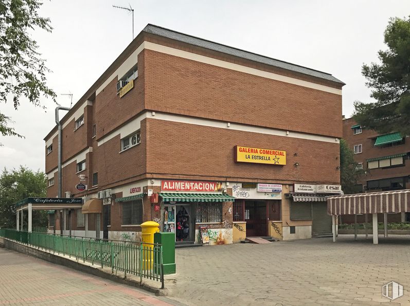 Local en venta en Galería Comercial La Estrella, Calle Monte Potrero, 31, Arganda del Rey, Madrid, 28500 con edificio, cielo, ventana, árbol, área residencial, zona rural, diseño urbano, fachada, edificio comercial y ciudad alrededor