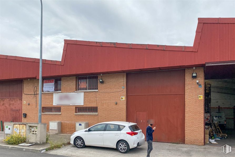 Nave en alquiler en Calle Miño, Ajalvir, Madrid, 28864 con coche, persona, rueda, ventana, neumático, ropa, iluminación del automóvil, luz de estacionamiento, asfalto y aparcamiento alrededor