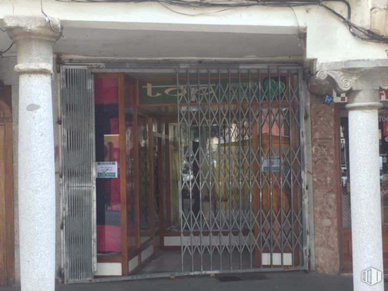 Retail for rent at Plaza del Arrabal, 21, Arévalo, Ávila, 05200 with door, property, fixture, wood, architecture, facade, building, gas, metal and composite material around