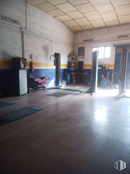 Industrial for sale at Calle Vino, La Puebla de Almoradiel, Toledo, 45840 with window, building, flooring, floor, hall, gas, tints and shades, ceiling, fixture and city around