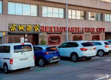 Retail for rent at Calle Samaria, Retiro, Madrid, 28009 with car, window, tire, wheel, restaurant, family car, luxury vehicle, mid-size car, full-size car and automotive tail & brake light around