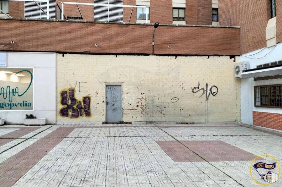 Retail for sale at Calle Lorenzo Goñi, Cuenca, 16004 with door, window, road surface, asphalt, wood, flooring, neighbourhood, floor, sidewalk and wall around