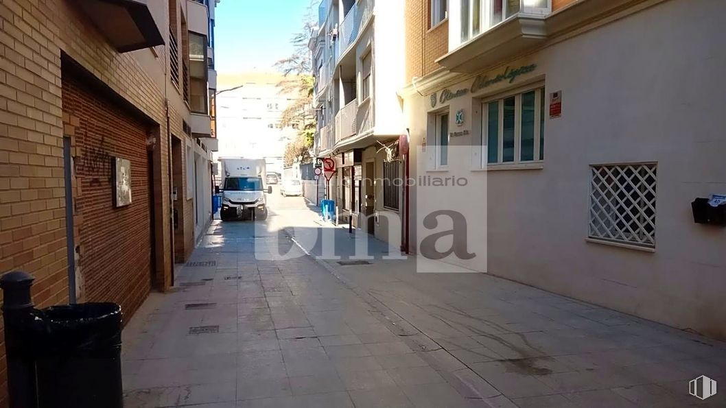 Land for sale at Calle Arcipreste de Hita, 6, Guadalajara, 19001 with window, building, sky, road surface, waste container, wood, flooring, waste containment, house and facade around