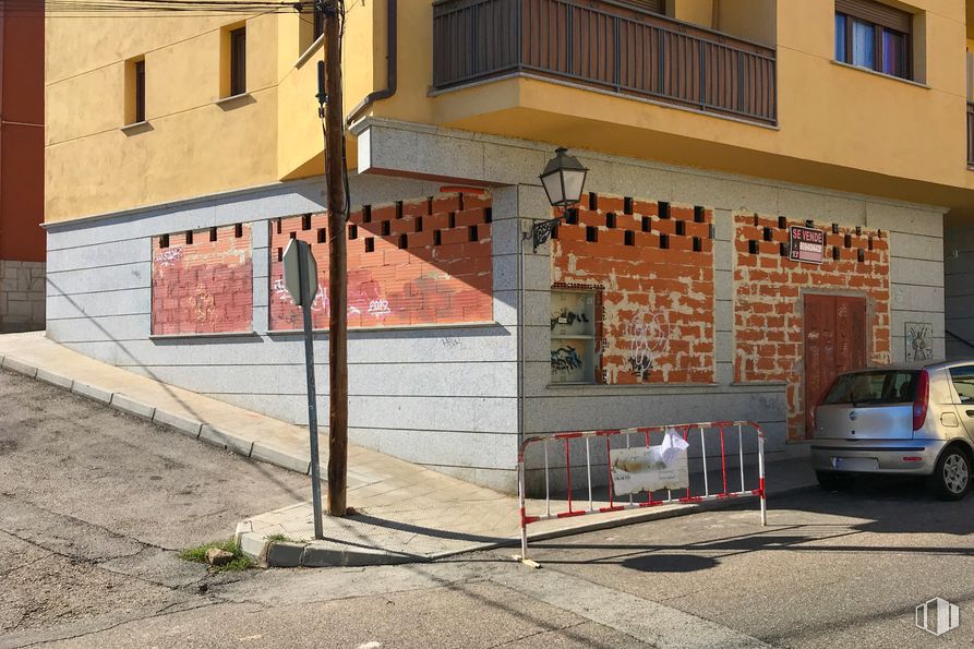 Retail for sale at Calle Fernando VI, 10, El Escorial, Madrid, 28280 with window, car, building, wheel, tire, property, road surface, vehicle registration plate, vehicle and asphalt around