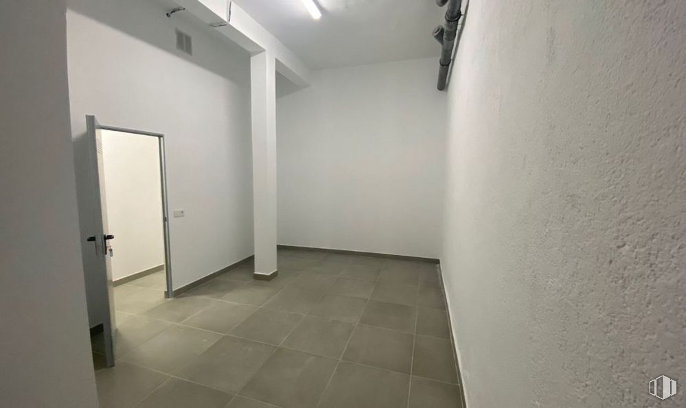 Local en venta en Calle Campo, Villaviciosa de Odón, Madrid, 28670 con puerta, suelo, accesorio, piso, arte, pasillo, edificio, material compuesto, espacio y vidrio alrededor