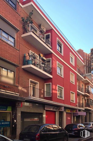 Retail for rent at Calle Ángel Alcazar, 8, Talavera de la Reina, Toledo, 45600 with car, window, land vehicle, building, tire, wheel, sky, vehicle, vehicle registration plate and urban design around