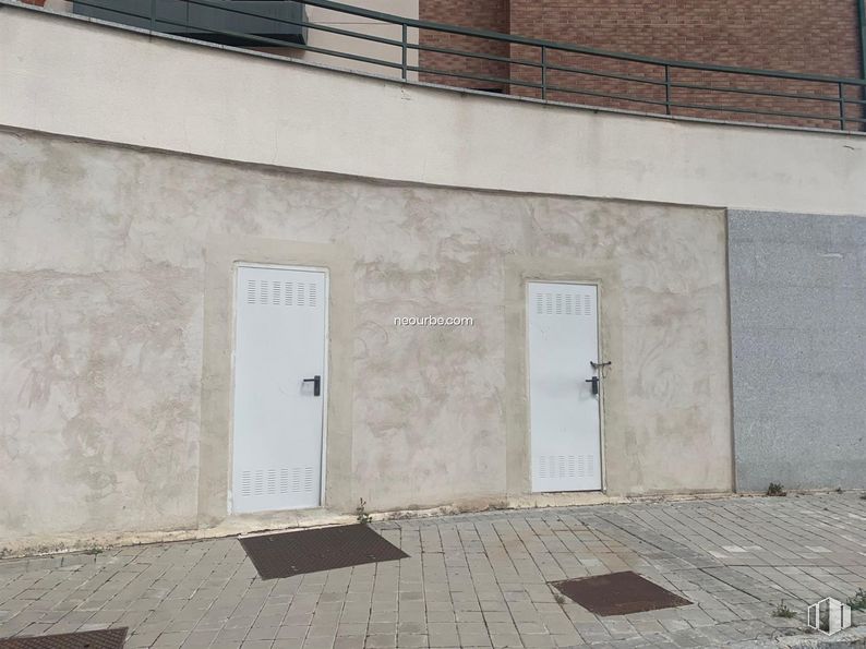 Local en venta en Calle Flor de Loto, Ávila, 05002 con puerta, gris, superficie de la carretera, fachada, escritura, material compuesto, acera, fuente, rectángulo y suelos alrededor