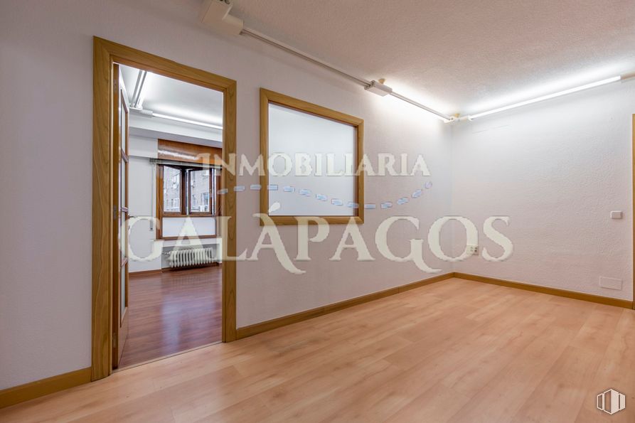 Oficina en alquiler en Calle Dulcinea, 69, Tetuán, Madrid, 28020 con puerta, lámpara, propiedad, accesorio, edificio, madera, ventana, hall, interiorismo y suelos alrededor