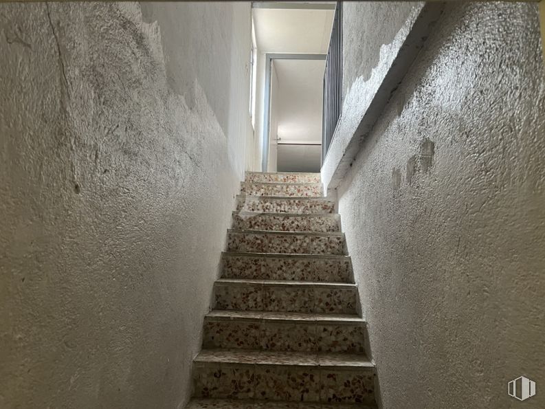 Local en venta en Urbanización Villafranca del Castillo, Villanueva de la Cañada, Madrid, 28691 con puerta, madera, escaleras, agua, pared, tintes y matices, suelos, rectángulo, en paralelo y hormigón alrededor