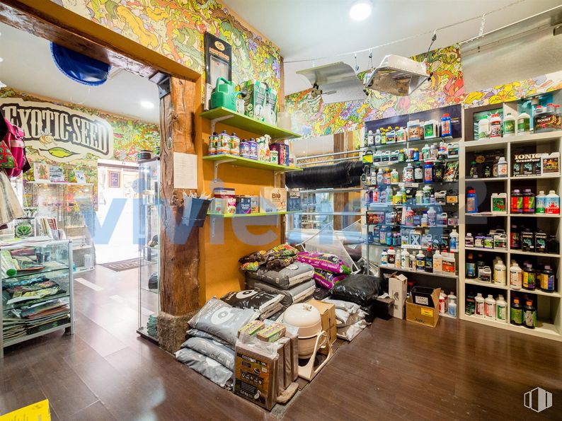 Retail for sale at Calle San Vicente Ferrer, Centro, Madrid, 28004 with packaged goods, furniture, property, shelf, building, lighting, interior design, retail, floor and flooring around