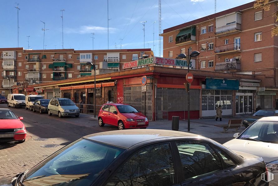 Local en venta en Calle Cisneros, 22, Alcorcón, Madrid, 28921 con coche, edificio, luz de estacionamiento automotriz, vehículo terrestre, vehículo, rueda, cielo, ventana, neumático y infraestructura alrededor