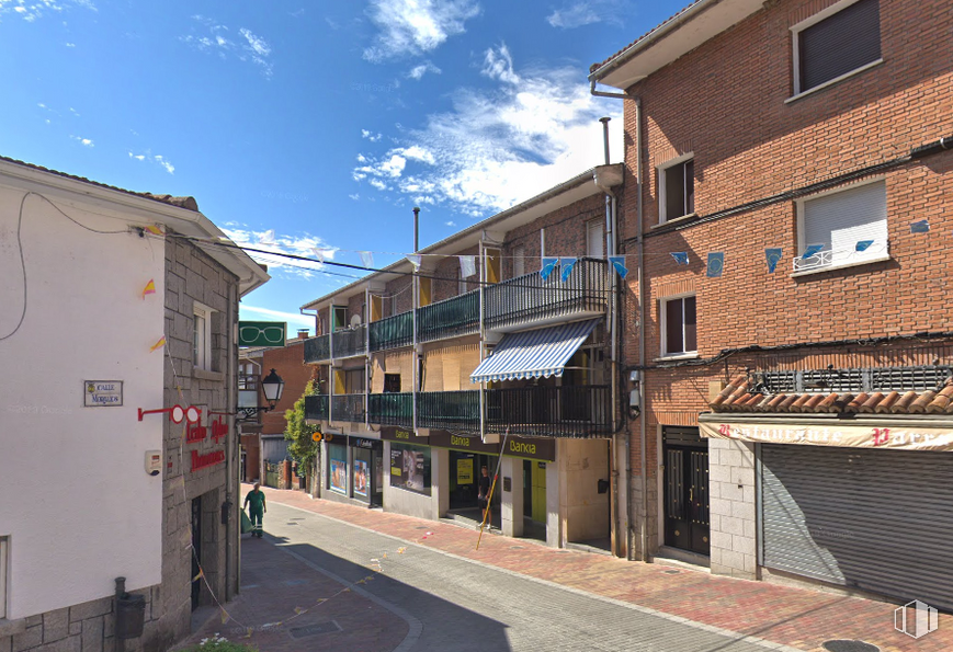 Retail for sale & for rent at Centro, Manzanares el Real, Madrid, 28410 with window, building, cloud, sky, road surface, plant, urban design, neighbourhood, house and residential area around