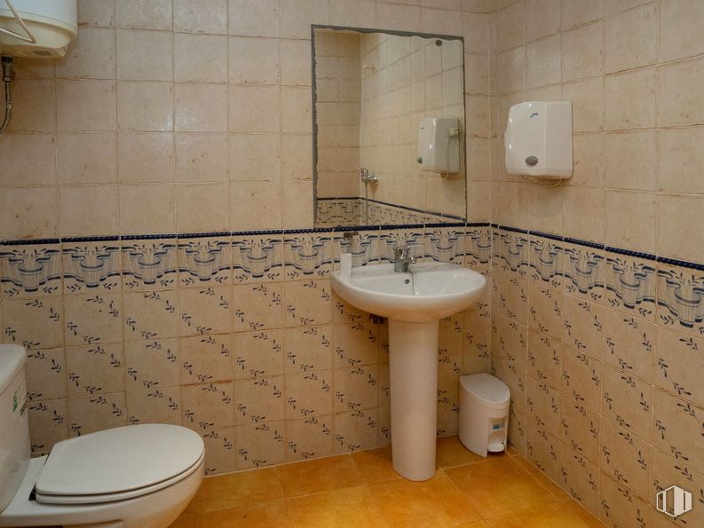 Oficina en venta en Calle Stuart, 113, Aranjuez, Madrid, 28300 con inodoro, fregadero, espejo, grifo, accesorio de fontanería, lavabo de baño, propiedad, baño, morado y madera alrededor