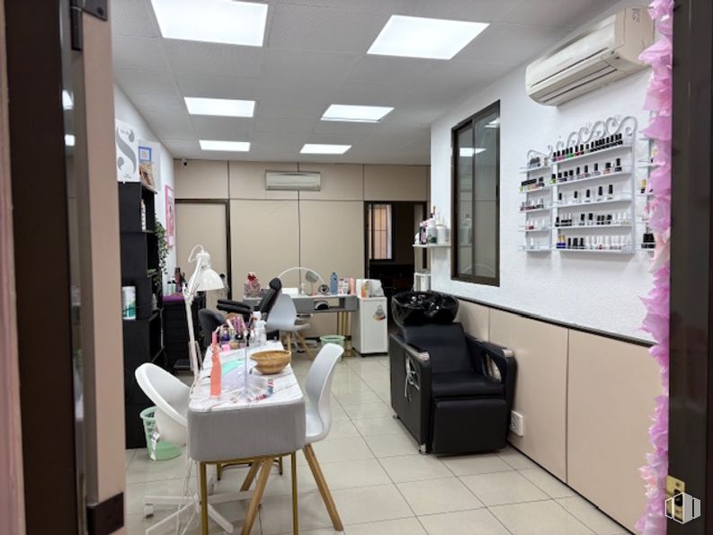 Local en alquiler en Calle Ferraz, Moncloa - Aravaca, Madrid, 28008 con silla, interiorismo, mueble, suelos, salón de belleza, suelo, cuidado personal, cosméticos, estante y escritorio alrededor