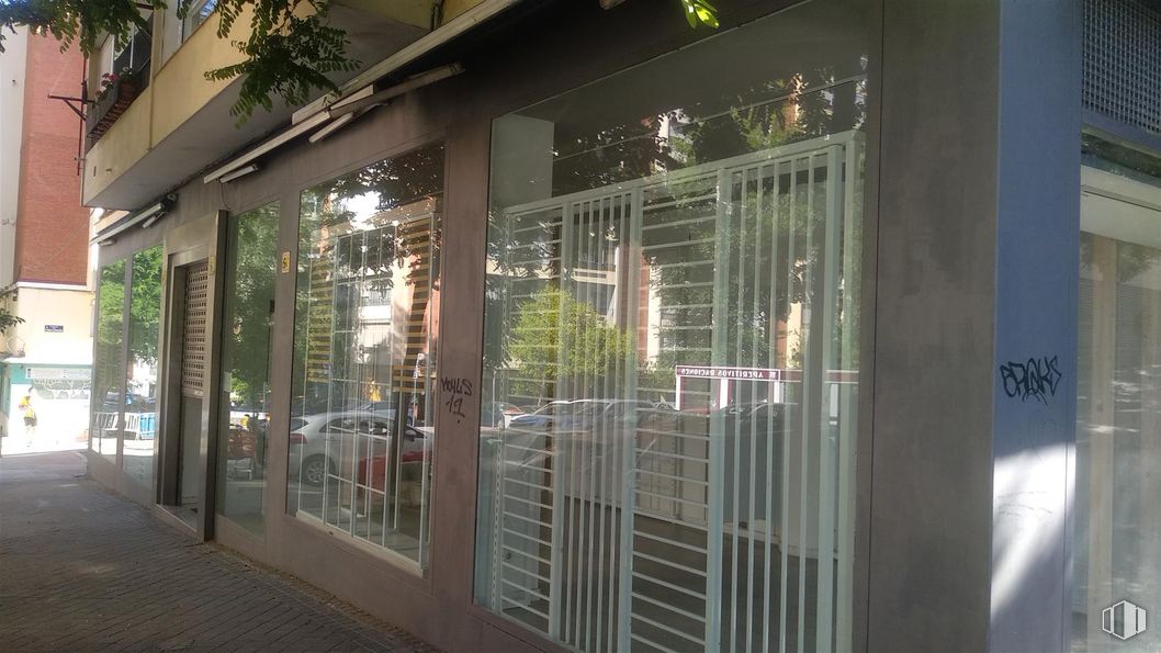 Retail for rent at Calle Ponferrada, 22, Fuencarral - El Pardo, Madrid, 28029 with glass, composite material, door, metal, iron, concrete, shade, sidewalk, transparency and aluminium around