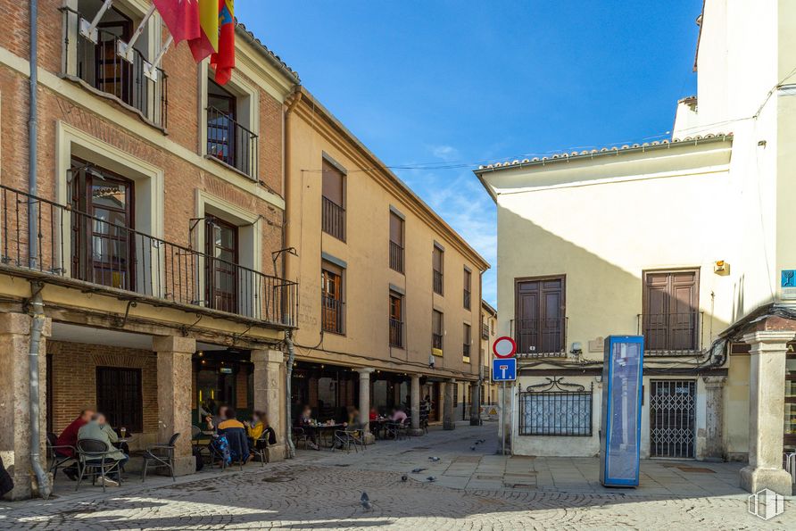 Oficina en alquiler en Calle San Felipe Neri, 3, Alcalá de Henares, Madrid, 28801 con persona, edificio, ventana, cielo, arquitectura, diseño urbano, barrio, superficie de la carretera, carretera y ciudad alrededor