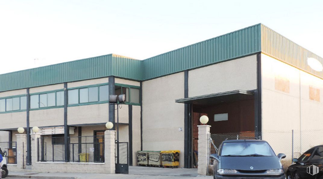 Industrial for rent at Calle Puerto Navacerrada, 84, Móstoles, Madrid, 28935 with car, building, automotive parking light, tire, vehicle, wheel, automotive lighting, sky, vehicle registration plate and commercial building around