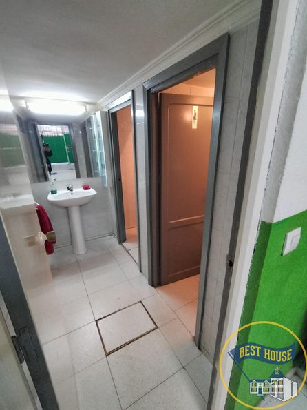 Retail for sale at Zona Centro, Cuenca, 16004 with sink, door, building, tap, fixture, plumbing fixture, mirror, interior design, floor and bathroom sink around