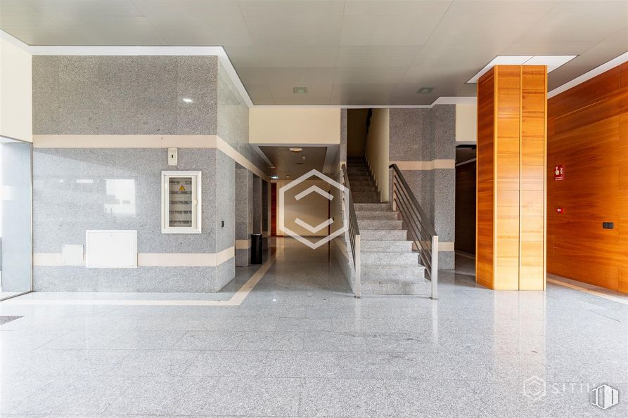 Oficina en alquiler y venta en Avenida Industria, 37, Tres Cantos, Madrid, 28760 con edificio, interiorismo, madera, suelos, accesorio, material compuesto, hall, fachada, diseño urbano y techo alrededor