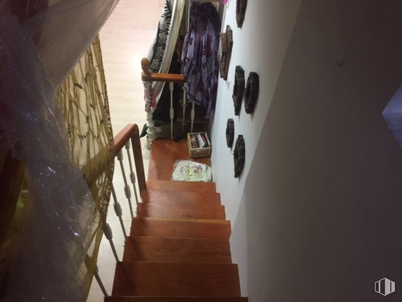 Retail for rent at Plaza del Arrabal, 21, Arévalo, Ávila, 05200 with furniture, brown, stairs, wood, floor, building, flooring, house, hardwood and tints and shades around