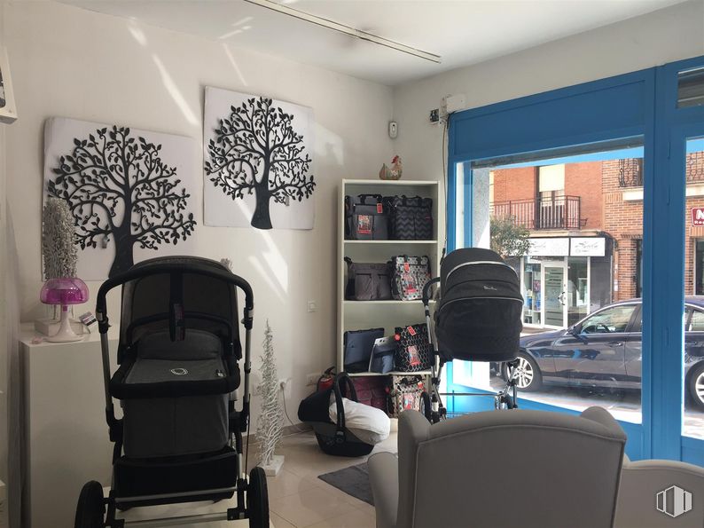 Retail for sale & for rent at Calle José Zorrilla, 8, Segovia, 40002 with car, luggage & bags, furniture, property, building, wheel, window, chair, picture frame and automotive design around