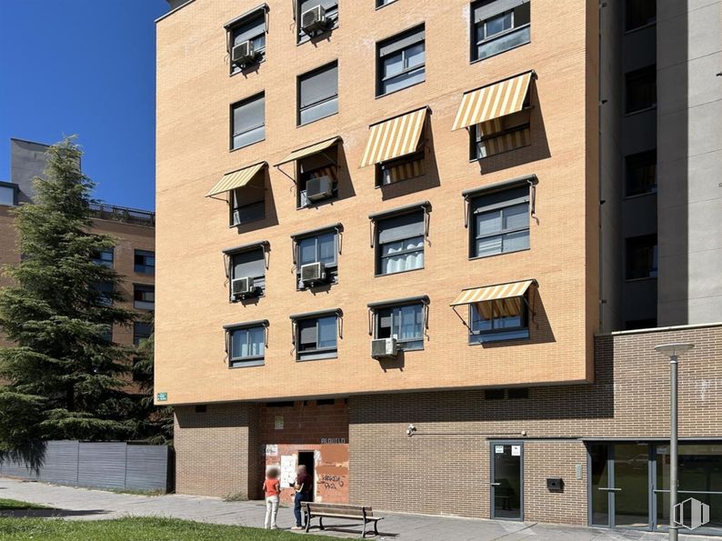 Local en alquiler y venta en Zona Barrio Puerto, Coslada, Madrid, 28820 con ventana, edificio, planta, cielo, árbol, arquitectura, accesorio, diseño urbano, bloque de pisos y condominio alrededor