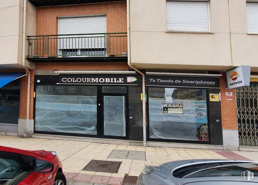 Retail for rent at Calle Nuestra Señora de Sonsoles, Ávila, 05002 with car, window, building, vehicle, motor vehicle, fixture, automotive exterior, automotive design, automotive lighting and shade around