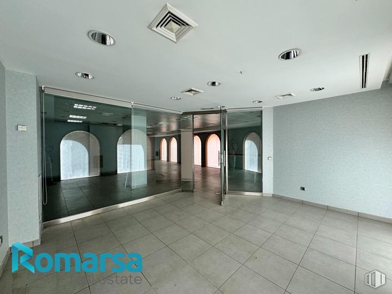 Retail for rent at Calle San Millán, Ávila, 05001 with fixture, hall, flooring, composite material, ceiling, tile flooring, glass, event, building and concrete around