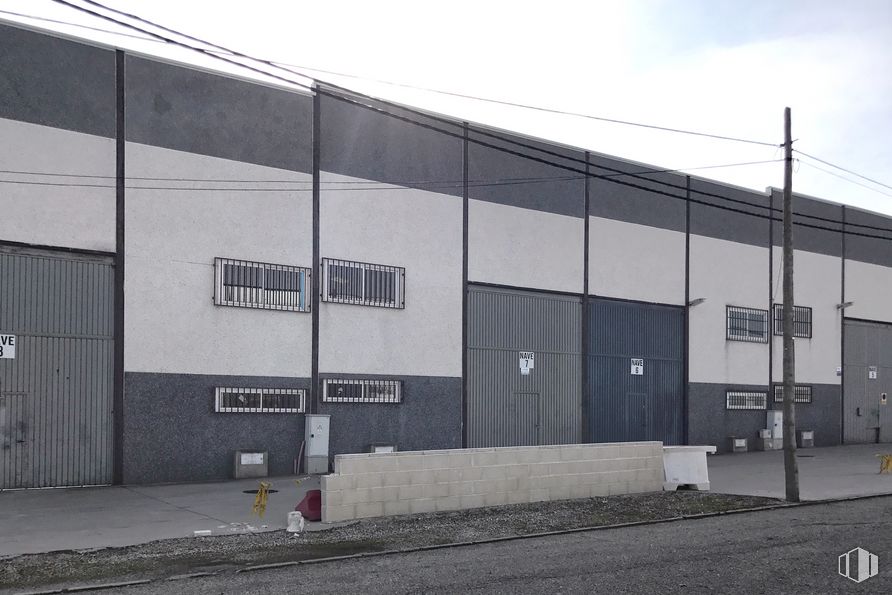 Industrial for sale at Calle Velázquez, 36, Huecas, Toledo, 45511 with building, window, sky, cloud, fixture, asphalt, commercial building, facade, real estate and automotive tire around