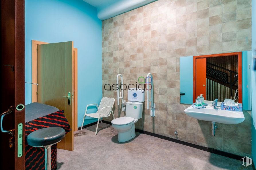 Retail for sale at Calle Real, Yunquera de Henares, Guadalajara, 19210 with stool, chair, toilet, door, sink, mirror, property, blue, plumbing fixture and azure around