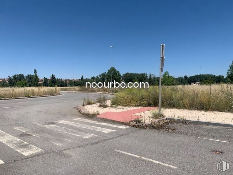 Land for sale at Calles Juan Aurelio Sánchez Tadeo, Ávila, 05003 with sky, plant, street light, tree, asphalt, land lot, road surface, tar, landscape and grass around