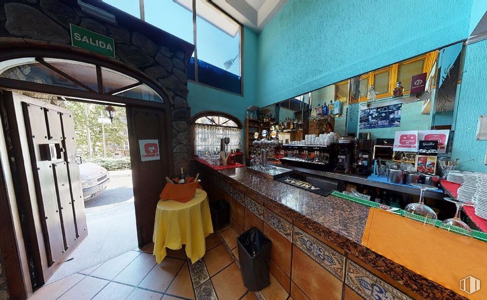 Local en venta en Calle Manuel Marchamalo, 10 - 12, Tetuán, Madrid, 28029 con ebanistería, encimera, barware, edificio, mesa, ocio, suelo, habitación, cliente y negocio alrededor