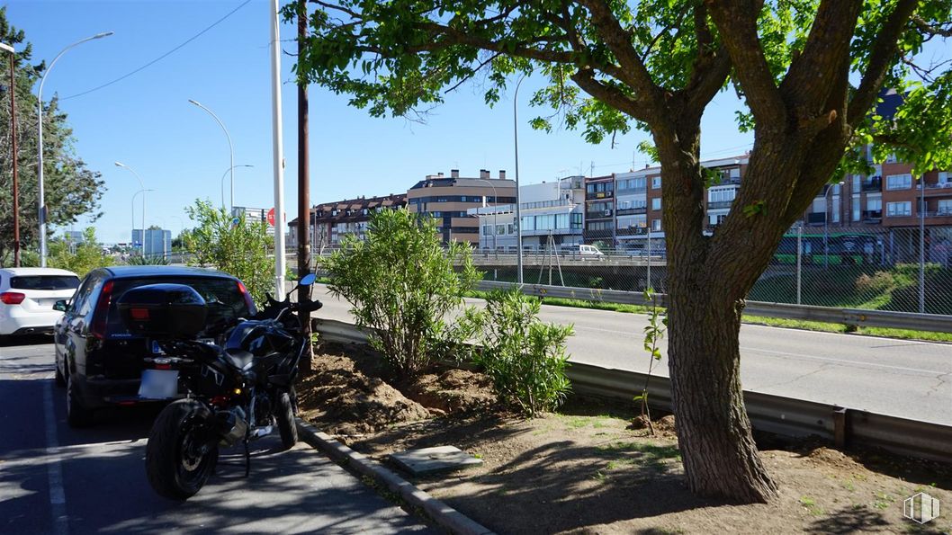 Oficina en alquiler en Carretera A Coruña, Las Rozas de Madrid, Madrid, 28230 con coche, neumático, rueda, motocicleta, planta, cielo, edificio, vehículo, árbol y superficie de la carretera alrededor