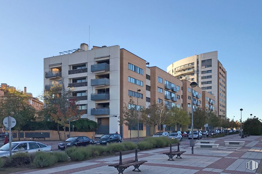 Local en venta en Calle Atenas, Alcorcón, Madrid, 28922 con coche, edificio, mesa de trabajo, cielo, planta, día, ventana, luz de la calle, árbol y bloque de torre alrededor