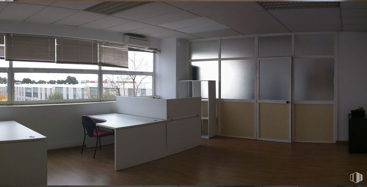 Oficina en alquiler y venta en Neisa Sur, Polígono Marconi, Villaverde, Madrid, 28041 con silla, accesorio, edificio, pasillo, madera, suelo, piso, sombra, ventana y vidrio alrededor