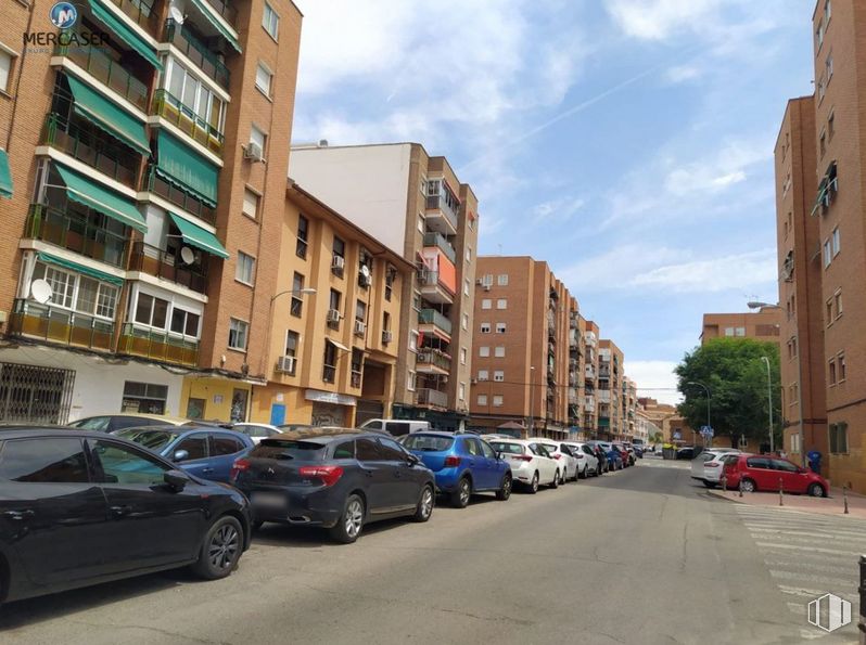 Retail for sale & for rent at Calle Río Cañamares, Alcalá de Henares, Madrid, 28801 with car, tire, building, wheel, land vehicle, sky, cloud, daytime, vehicle and window around